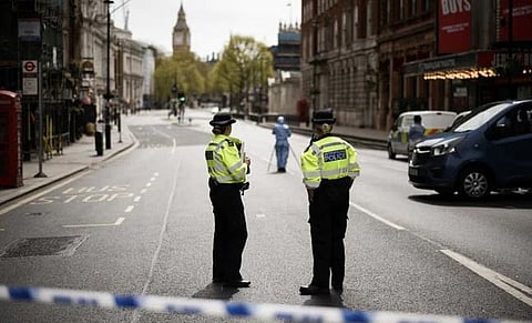 London News : लंडनमध्ये चर्चजवळ गोळीबार, मुलीसह पाचजण जखमी