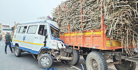 केडगाव : अॅम्ब्युलन्सची उसाच्या ट्रॅक्टरला मागून धडक