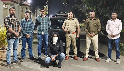 स्थानिक गुन्हे अन्वेषण विभाग व नारायणगाव पोलिसांनी ड्रग विक्रीसाठी आलेल्या आरोपीला पकडले. (छाया : संजय थोरवे.)