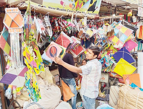 पुणे : जम्बो, टायगर, मोर, रॉकेट पतंगांना मिळतेय पसंती