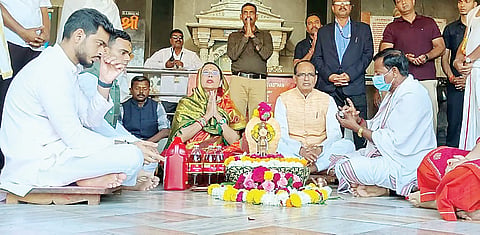 मध्यप्रदेशच्या मुख्यमंत्र्यांचे सपत्नीक शनिदर्शन