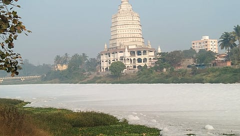 पुणे: आळंदीतील इंद्रायणी नदीच्या पात्रात मोठ्या प्रमाणावर फेस; नागरिकांच्या जीवाशी खेळ