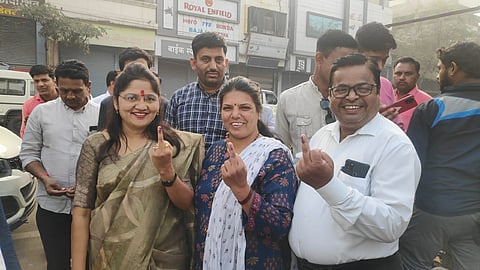 शुभांगी पाटील यांनी बजावला मतदानाचा हक्क,www.pudhari.news