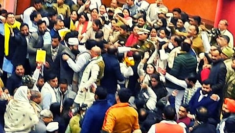 Delhi MCD Mayor Elections : दिल्ली महापालिकेत राडा, भाजप-आप नगरसेवकांमध्ये धक्काबुक्की, एकमेकांच्या अंगावर खुर्च्या फेकल्या