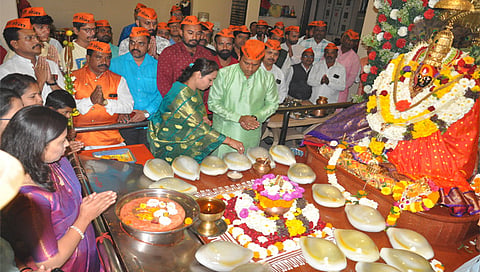 नाशिक : घनकर गल्लीतील तुळजाभवनी मंदिरात कवड्यांचे पूजन करताना छत्रपती सेनेचे पदाधिकारी व कार्यकर्ते. (छायाचित्र : रुद्र फोटो)