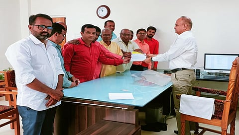 नाशिकरोड : विभागीय उपायुक्त रमेश काळे यांना निवेदन देताना जेष्ठ नेते रामदास भांड, सुनील ओढेकर, कैलास बुचडे, संजय वाघ, नितीन धानापुणे, अनिल बारगळ, प्रकाश लांडे, अनंता वाघ, अविनाश पाबळे, प्रदीप वाघ, शशिकांत चौधरी आदी. (छाया: उमेश देशमुख)
