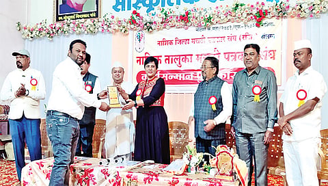 नाशिक : ‘दै. पुढारी’चे वार्ताहर कादिर पठाण यांना कार्यसन्मान पुरस्कार प्रदान करताना लाचलुचपत प्रतिबंधक शाखेच्या अधीक्षिका शर्मिष्ठा वालावलकर. समवेत मान्यवर.