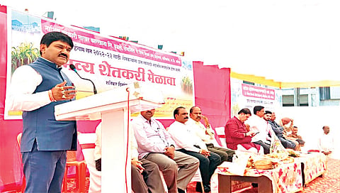नाशिकरोड : नाशिक सहकारी साखर कारखाना कार्यस्थळावर आयोजित शेतकरी मेळाव्यात बोलताना खासदार हेमंत गोडसे. समवेत मान्यवर.(छाया : उमेश देशमुख)