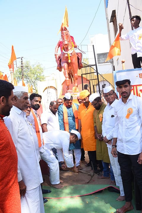 धुळे : मोराणे प्र.ल. येथे छत्रपती शिवाजी महाराजांच्या अश्वारुढ पुतळ्याच्या स्मारकासाठी आमदार निधीतून भूमीपूजन करताना आ. कुणाल पाटील. समवेत भगवान गर्दे,कन्हैय्याल पाटील आदी. (छाया : यशवंत हरणे)