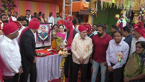 धुळे : खाशाबा जाधव स्मृती चषक कुस्ती स्पर्धेत प्रतिमापूजन करून उद्घाटन करताना चित्रपट अभिनेता देवदत्त नागे. समवेत जि.प. अध्यक्षा अश्विनी पवार, महापौर प्रतिभा चौधरी आदी. (छाया: यशवंत हरणे)