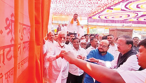 मालेगाव : 51 गावांतील पाणीपुरवठा योजनांचे ई-भूमिपूजन करताना पाणीपुरवठामंत्री गुलाबराव पाटील, पालकमंत्री दादा भुसे, खासदार डॉ. सुभाष भामरे आदी.