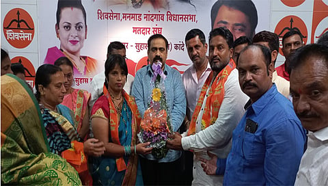 मनमाड : शिवसेना पक्षात काँग्रेसचे माजी नगरसेवक मिलींद उबाळे यांचे पुष्पगुच्छ देऊन स्वागत करताना आमदार सुहास कांदे. (छाया : रईस शेख)