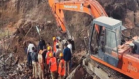 ठाणे : मातीचा ढिगारा कोसळून दोन कामगारांचा मृत्यू