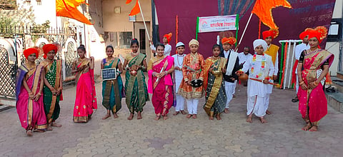 पिंपळनेर : मराठी राजभाषा गौरव दिवसनिमित्त महाराष्ट्राचे संस्कृती दर्शन घडविताना चिमुकले.