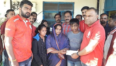 Nashik Lasalgaon : रेल्वे अपघातात मृत्यू झालेल्यांच्या कुटुंबियांना युनियनकडून एक लाखाची मदत