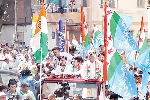पुणे : महाविकास आघाडीची रॅली; युवा आमदारांचा सहभाग, ठिकठिकाणी पुष्पवृष्टी