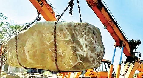शिळेचा देगलूर ते भगवानगड प्रवास; गडावर येणार्या विशाल शिळेची सर्वत्र चर्चा