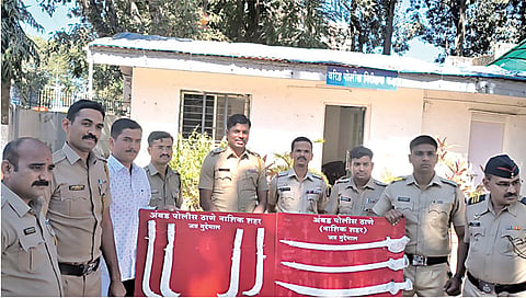 सिडको : जप्त केलेली धारदार शस्त्रेे. समवेत अंबड पोलिस ठाण्यातील गुन्हे शोध पथकातील अधिकारी व कर्मचारी.
