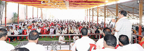 नगर : तुमचे राजकारण स्वार्थी, टक्केवारीचे ; अॅड. ढाकणे यांची महाआघाडीच्या संंवादयात्रेत आमदार राजळेंवर टीका