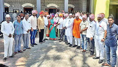 निफाड : नगरपंचायतीच्या नगराध्यक्षपदी निवड झाल्यानंतर रत्नमाला कापसे यांचा सत्कार करताना मान्यवर.
(छाया : दीपक श्रीवास्तव)