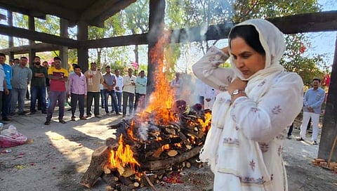 मुलीने दिला मुखाग्नी