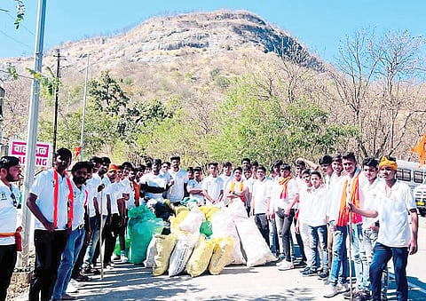 नगर : शिवनेरीवरून गोळा केले चाळीस गोण्या प्लास्टिक