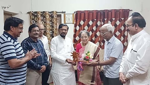 नागपूर: आशा बगे यांचा विदर्भ साहित्य संघाच्यावतीने सत्कार