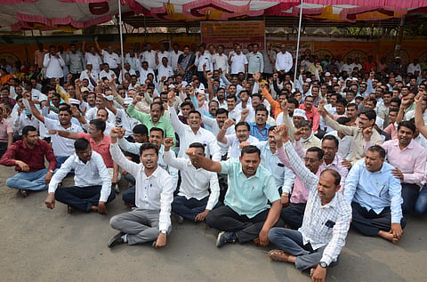 जळगाव : आंदोलनात तीव्र घोषणाबाजी करताना संपकरी. (छाया: चेतन चौधरी)