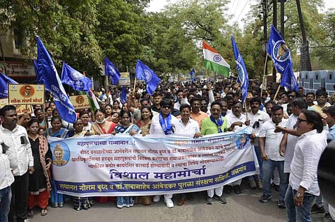 जळगाव : बी.जे. मार्केट ते जिल्हाधिकारी कार्यालयापर्यंत तीव्र निषेध नोंदवत माेर्चा काढताना सर्वपक्षीय कार्यकर्ते. (छाया: चेतन चौधरी)