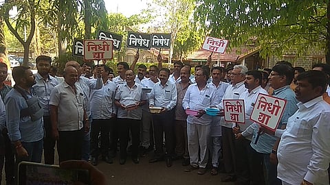 जळगाव : सार्वजनिक बांधकाम विभागासमोर भिक मांगो आंदोलन करताना ठेकेदार. (छाया: चेतन चौधरी)