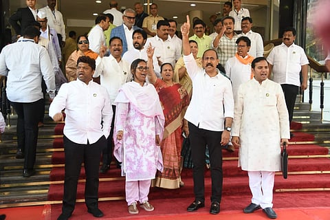 धुळे :राज्यातील अंगणवाडी कर्मचार्यांच्या मागण्यांसाठी विधानभवनाच्या पायर्यांवर आंदोलन करताना आ.कुणाल पाटील. समवेत काँग्रेस आणि राष्ट्रवादी काँग्रेस पदाधिकारी. (छाया: यशवंत हरणे)