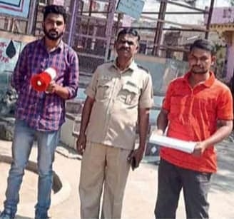 पिंपळनेर : मार्च अखेर असल्याने सर्व प्रकारची वीजबिले भरण्याचे मेगाफोनद्वारे आवाहन करतांना पिंपळनेर उपविभागाचे कर्मचारी. (छाया: अंबादास बेनुस्कर)