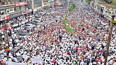 नाशिक : जुन्या पेन्शनसाठी शासकीय कर्मचार्यांनी बुधवारी जिल्हाधिकारी कार्यालयावर काढलेल्या विराट मोर्चात संपूर्ण जिल्हाभरातून विविध संघटनांनी हजेरी लावल्याने रस्ते असे गर्दीने फुलून गेले.(छायाचित्र : हेमंत घोरपडे)