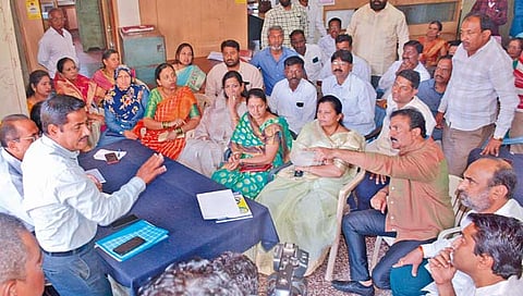 कोल्हापूर : ..अन्यथा अधिकार्यांना साडी-चोळी अन् बांगड्यांचा आहेर देऊ