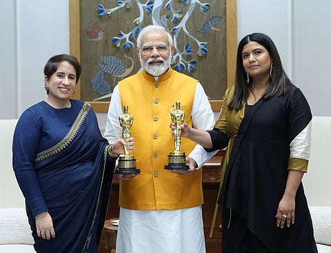 ऑस्कर विजेत्या गुनीत मोंगा आणि कार्तिकी गोन्साल्विस यांनी पीएम मोदींची घेतली भेट