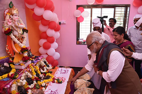 येवला : श्रीकृष्ण मंदिरात दर्शन घेताना माजी उपमुख्यमंत्री छगन भुजबळ. (छाया: अविनाश पाटील)