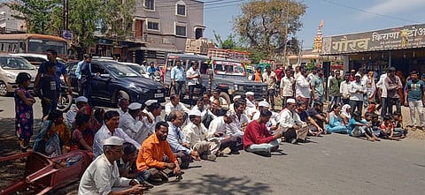 सप्तशृंगगड : नांदुरी येथील रस्त्यावर वारंवार अपघात होत असल्याने गतिरोधकाच्या मागणीसाठी रास्ता रोको करतांना ग्रामस्थ. (छाया : तुषार बर्डे)