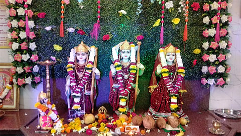 सातपूर : गायत्री कॉलनी मध्ये श्रीराम मंदिरात करण्यात आलेली आकर्षक सजावट. (छाया : सागर आनप)