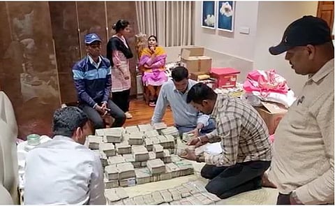 Karnataka : भाजप आमदाराच्या मुलाला लाच घेताना रंगेहाथ पकडले; घरातून ६ कोटी रुपये जप्त