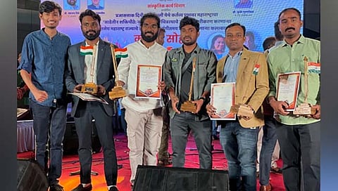 महाराष्ट्राचा चित्ररथ ‘साडेतीन शक्तीपीठे’ साकारणारे शिल्पकार यशवंत व सहकाऱ्यांचा मुख्यमंत्र्यांकडून सन्मान