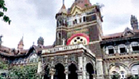 जोखीम असूनही सुरक्षिततेची साधने नाहीत; कोरोनामध्ये पीपीई किटविना मृतदेहही बांधले