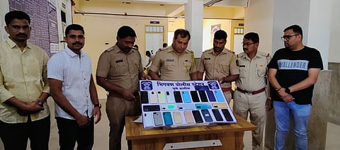 राज्य व राज्याबाहेर तपास लावून जप्त केलेले मोबाईल दाखवून ते परत करताना भिगवण पोलिस.