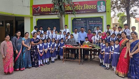 नाशिक : ‘वैनतेय’ च्या चिमुकल्यांनी बीट, पालक, टरबूज, फुलांपासून साकारले नैसर्गिक रंग