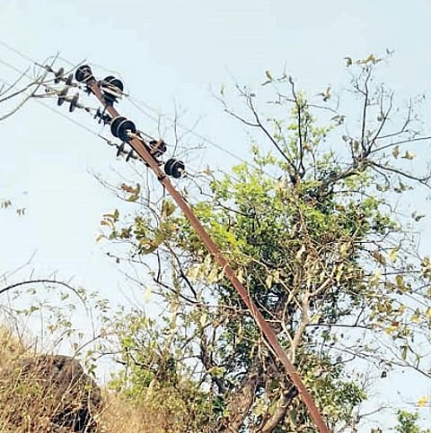 पानशेत खोर्यात विजेचे खांब जमीनदोस्त; जोरदार वार्यामुळे वीजपुरवठा खंडित