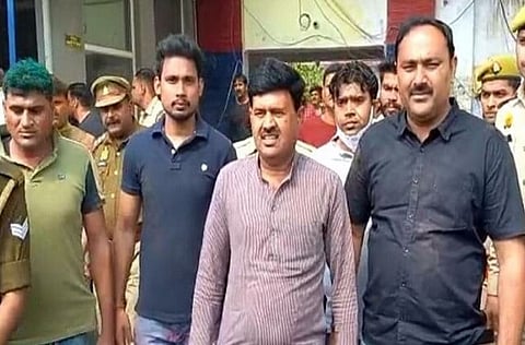 सपाचे प्रमुख अखिलेश यादव यांचा निकटवर्ती, एटा जिल्ह्यातील समाजवादी पार्टीचा नेता जुगेंद्र सिंह यादव याला अटक करण्यात आली आहे.