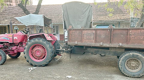 पारनेर : वाळू वाहतूक करणारा ट्रॅक्टर पकडला
