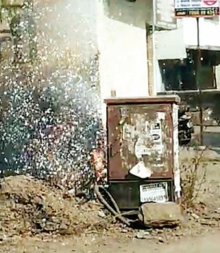 कोंढवा : वीजवाहिनीला आग; अग्निशामक दलामुळे अनर्थ टळला