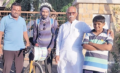 बेल्हे : पर्यावरण रक्षणासाठी तरुणाची त्रिशूर ते लडाख सायकलवारी
