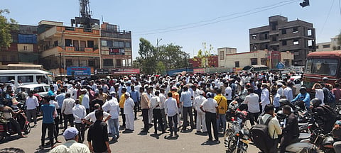 चाकणला कांदा उत्पादकांनी पुणे- नाशिक महामार्ग रोखला