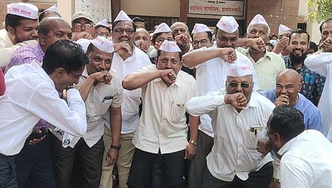 तहसील कार्यालयासमोर बोंब मारो अंदोलन करताना डी. एस. घुगरे, यासीन मुजावर, रघुनाथ नांगरे व इतर.